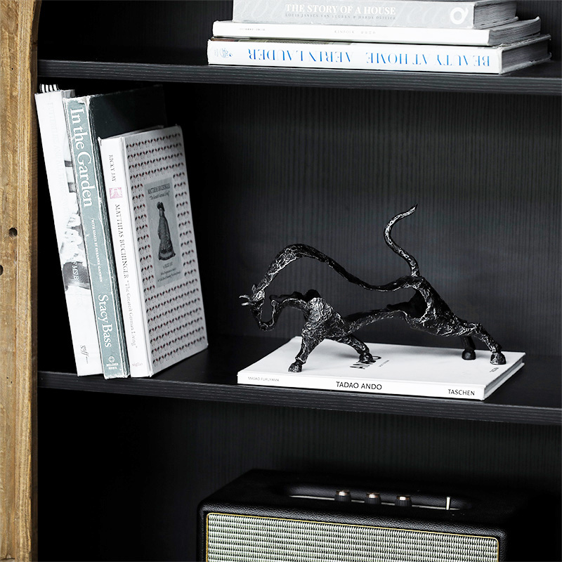 モダンな黒色の空洞彫刻牛の置物、工芸品、デスクトップ装飾品、 - Home Office Layout のレビューと価格