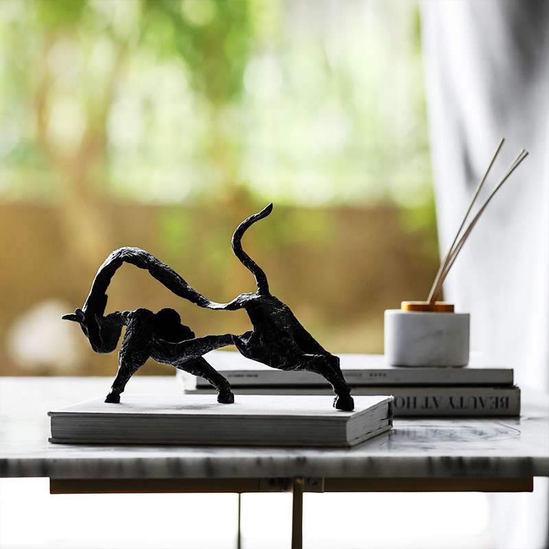 モダンな黒色の空洞彫刻牛の置物、工芸品、デスクトップ装飾品、 - Home Office Layout のレビューと価格