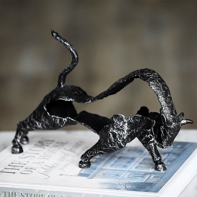 モダンな黒色の空洞彫刻牛の置物、工芸品、デスクトップ装飾品、 - Home Office Layout のレビューと価格